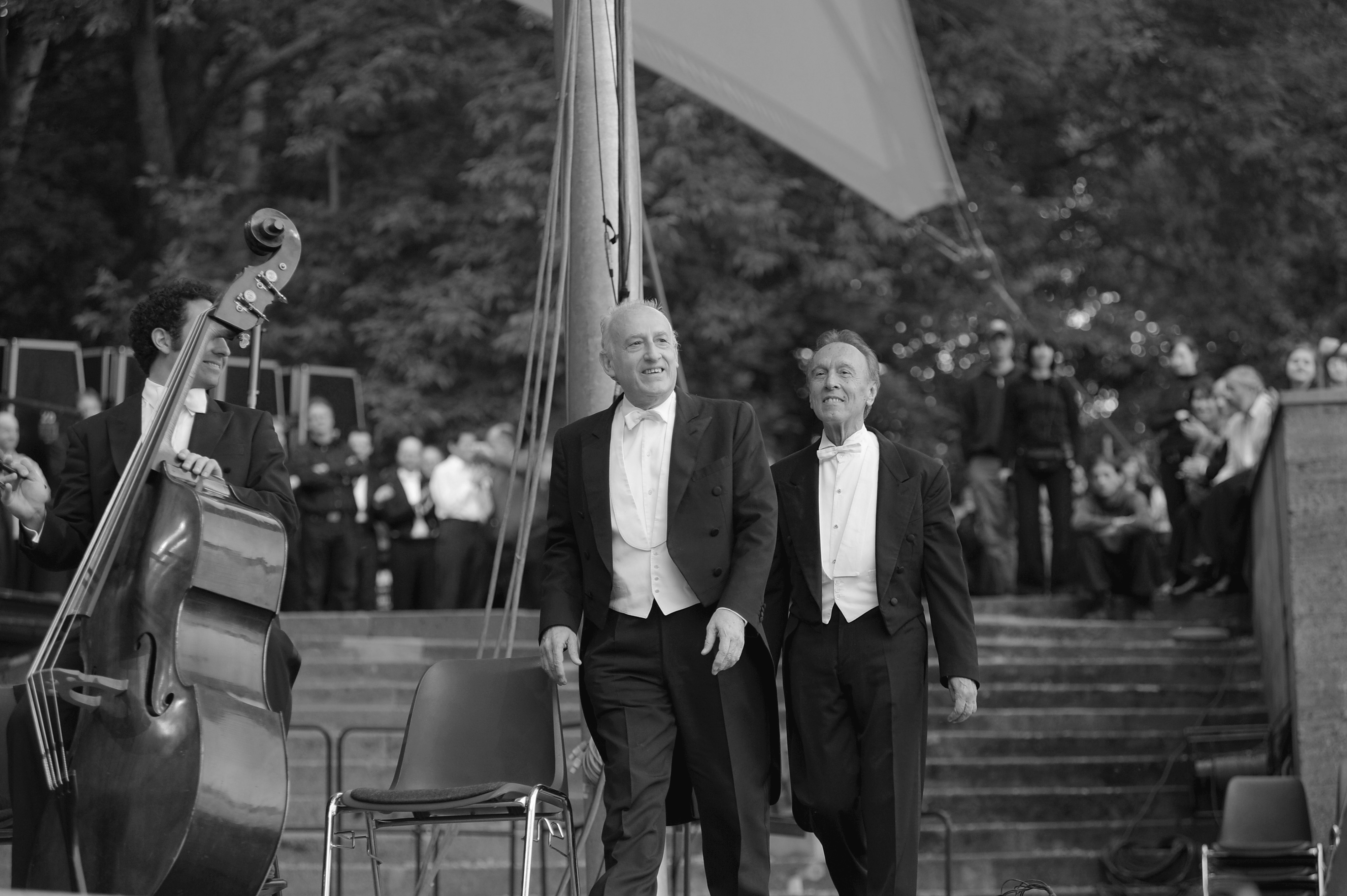 Maurizio Pollini und Claudio Abbado auf dem Weg zur Bühne in der Waldbühne Berlin