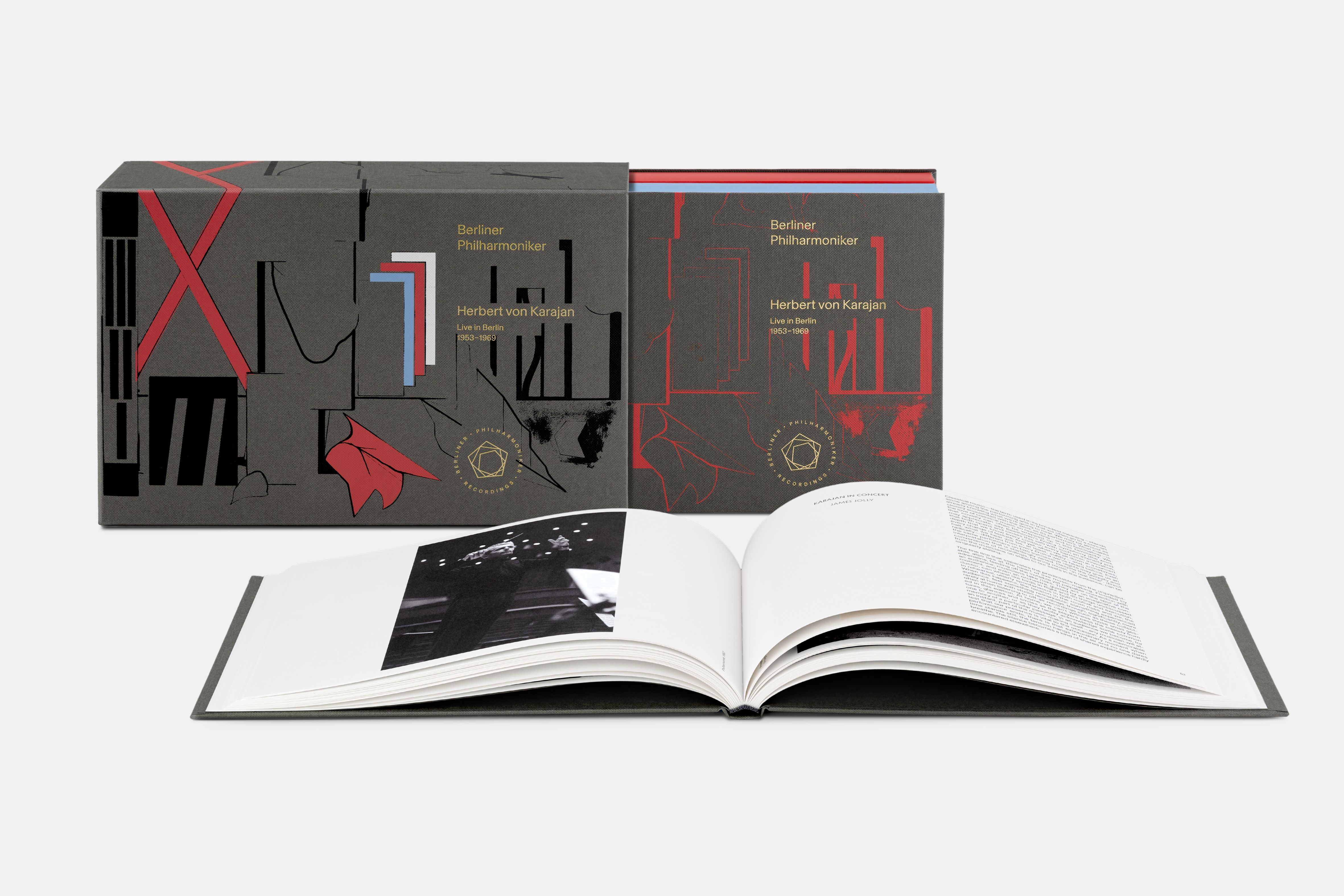 Eine hochwertige CD-Box. Sie ist elegant in dunklen Farbtönen mit goldener Schrift gestaltet und enthält mehrere Einzelhüllen sowie ein aufgeschlagenes Buch mit Texten und historischen Fotografien. 